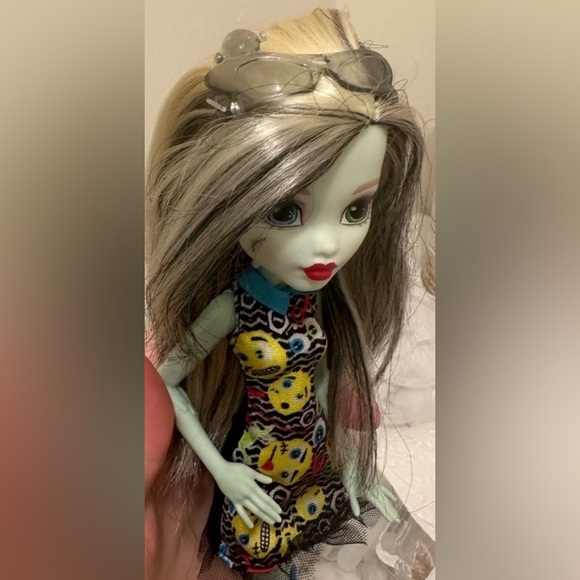 MONSTER HIGH - Frankie Stein with “Emoji” Dress - Picture 2 of 4